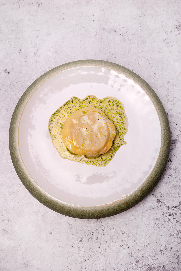 Rivierkreeft ravioli met prei en gebrande tijm soubise